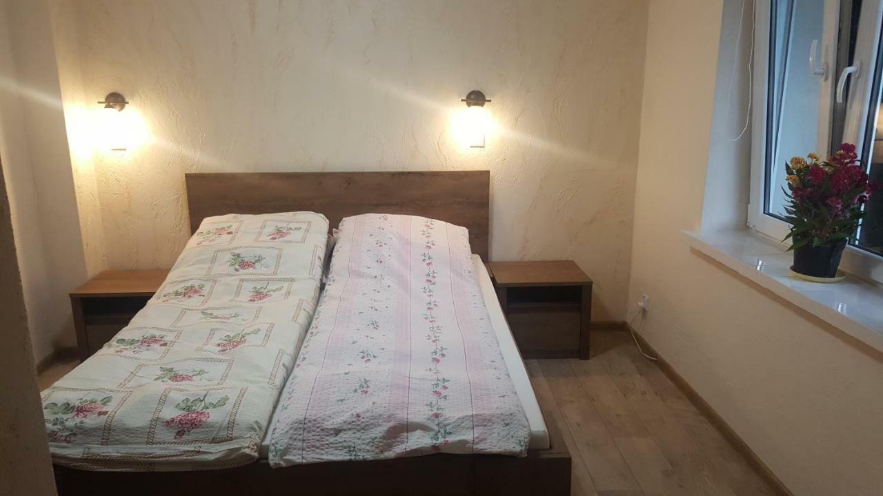 Pod Srebrna Roza Apartment Checiny  Ngoại thất bức ảnh